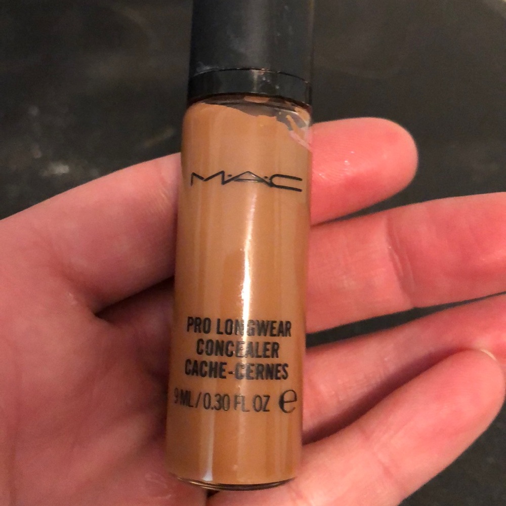 Man pro longwear concealer NW40